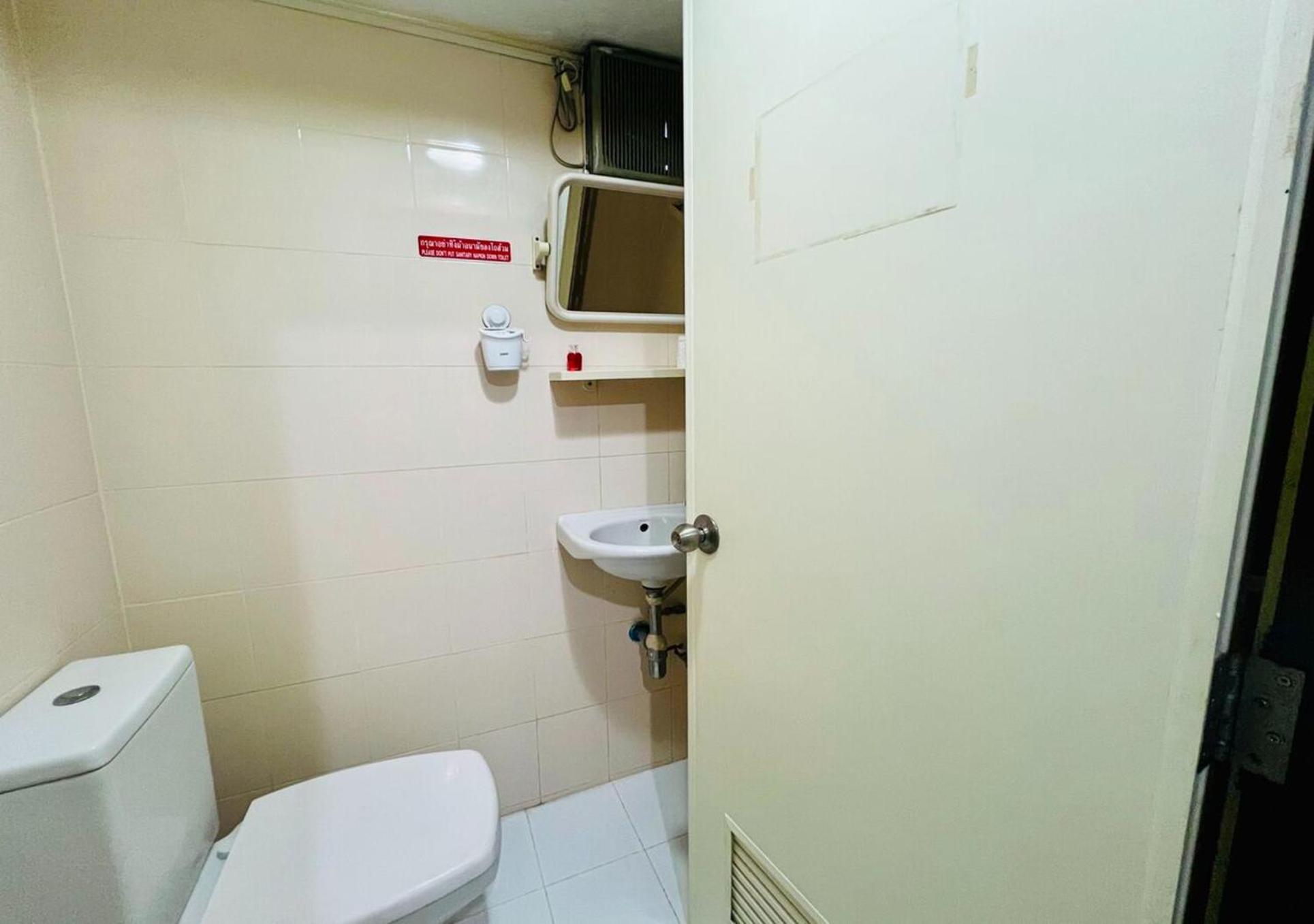 Ree House@Soi Cowboy-Asoke Bts-Mrt Hotel Bangkok Exterior photo