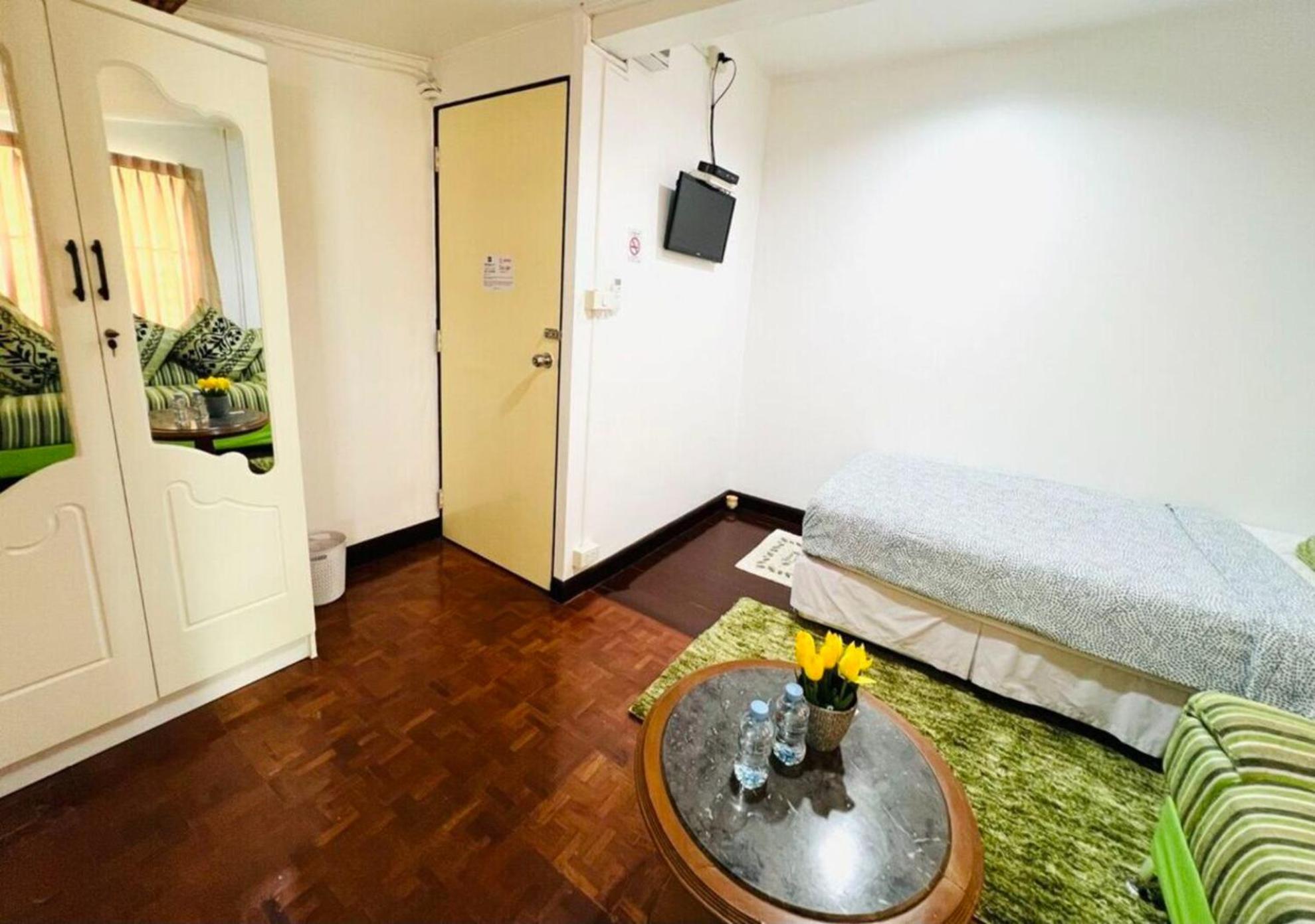 Ree House@Soi Cowboy-Asoke Bts-Mrt Hotel Bangkok Exterior photo